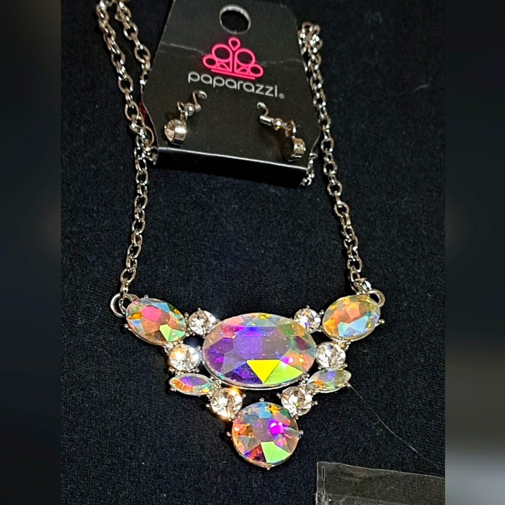 NWT PAPARAZZI NECKLACE AND EARRINGS SET